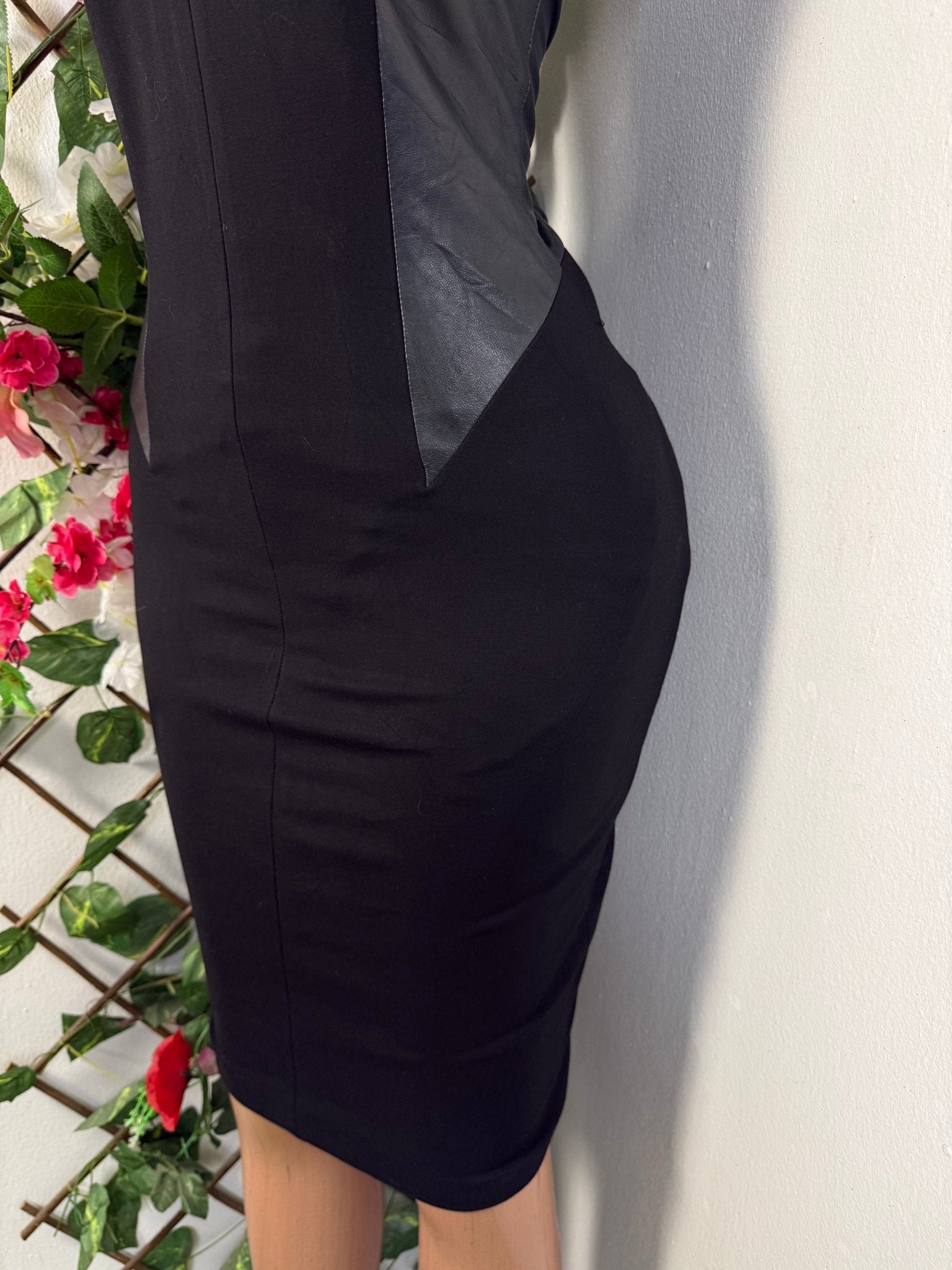 Robe moulante tissu et cuire sans manche - Perluna Store - kinshasa