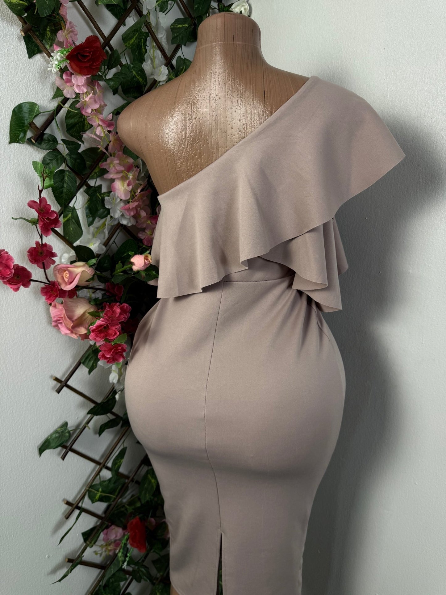 Robe moulante une épaule décolleté volant - Perluna Store - kinshasa