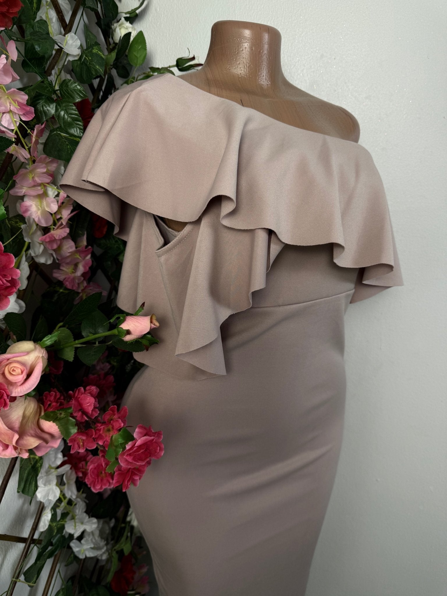 Robe moulante une épaule décolleté volant - Perluna Store - kinshasa