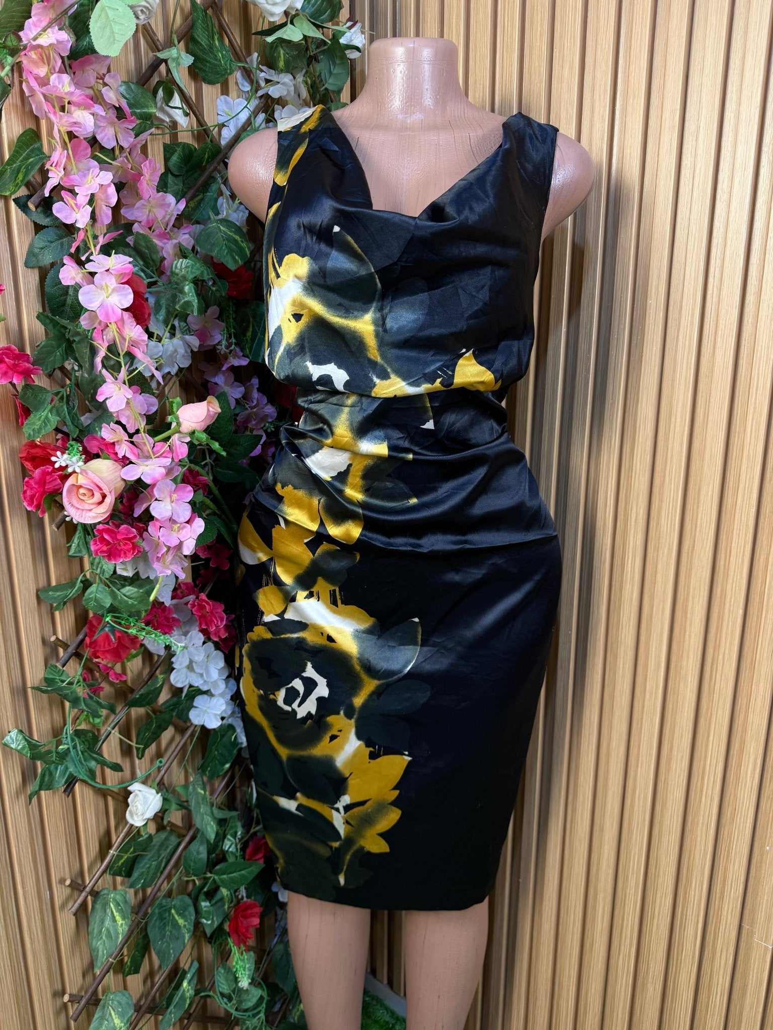 Robe moulantr sans manches décolletée - Perluna Store