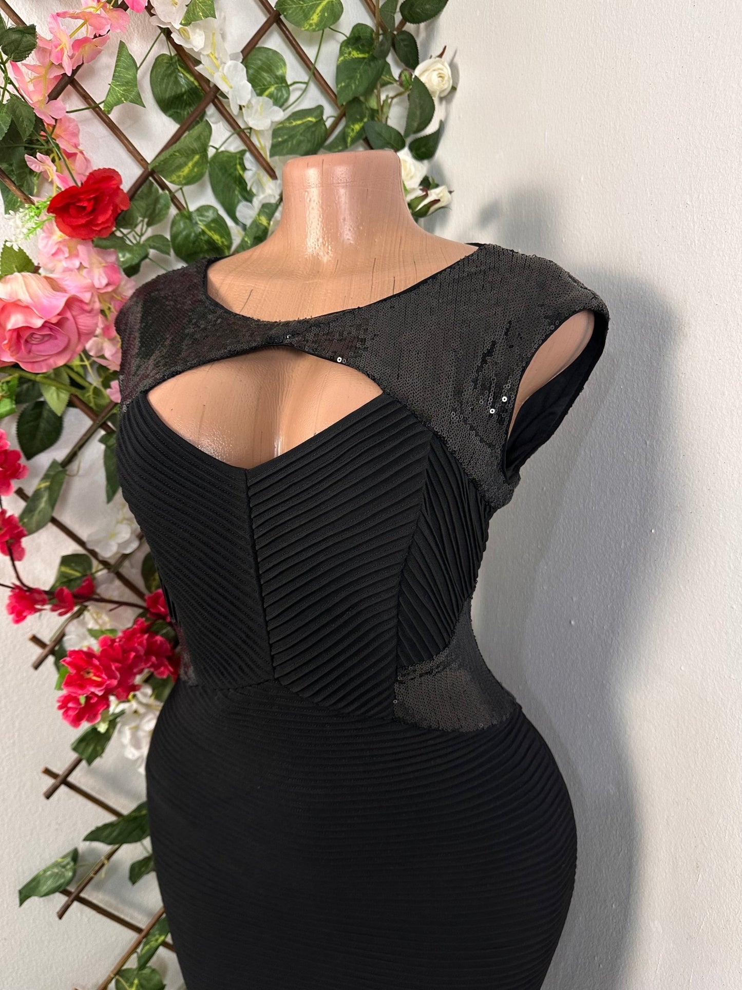 Robe soirée avec un décolleté très stylé en paillettes fine sans manche - Perluna Store - kinshasa