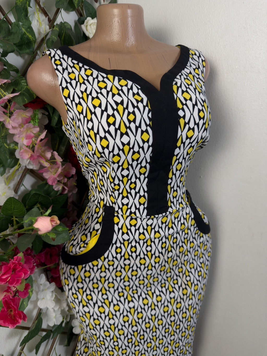 Robe taille moulante sans manches décollectée - Perluna Store