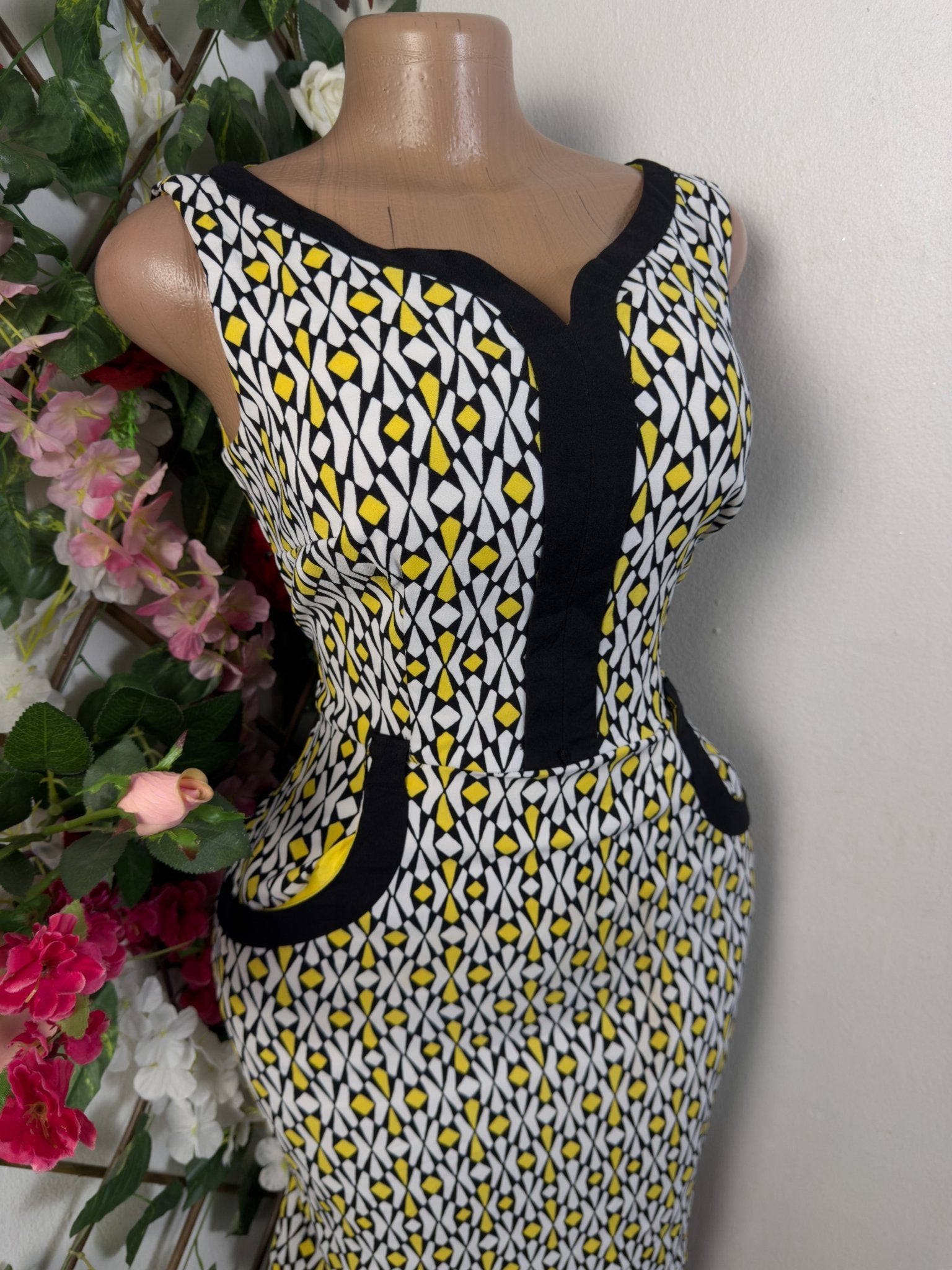 Robe taille moulante sans manches décollectée - Perluna Store