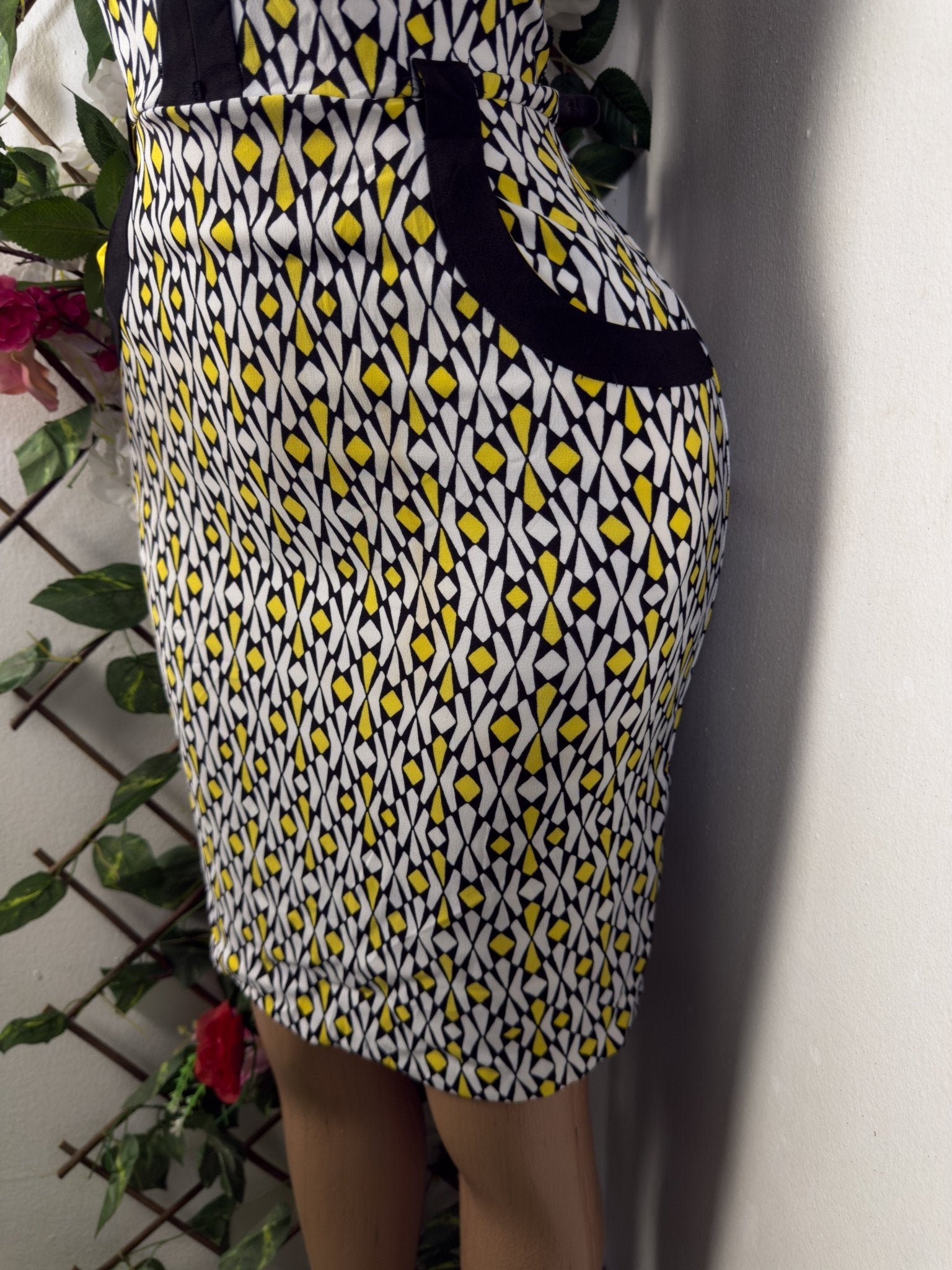Robe taille moulante sans manches décollectée - Perluna Store